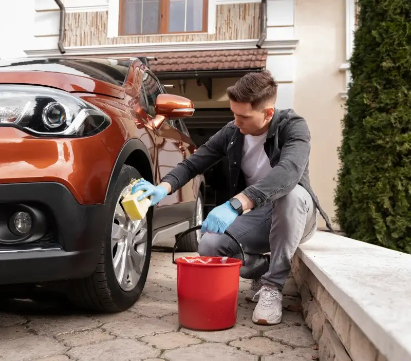 Lavage auto à domicile Querrien : professionnel intervenant sur un véhicule